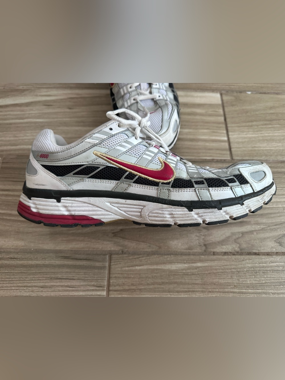 Nike mens White, Red & Gold Mesh Running Shoes